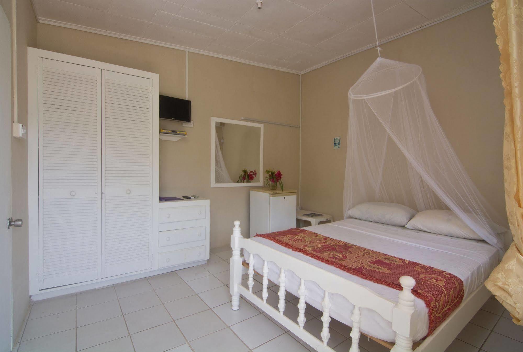 Keegans Beachside Hotel Bequia Island Exterior photo