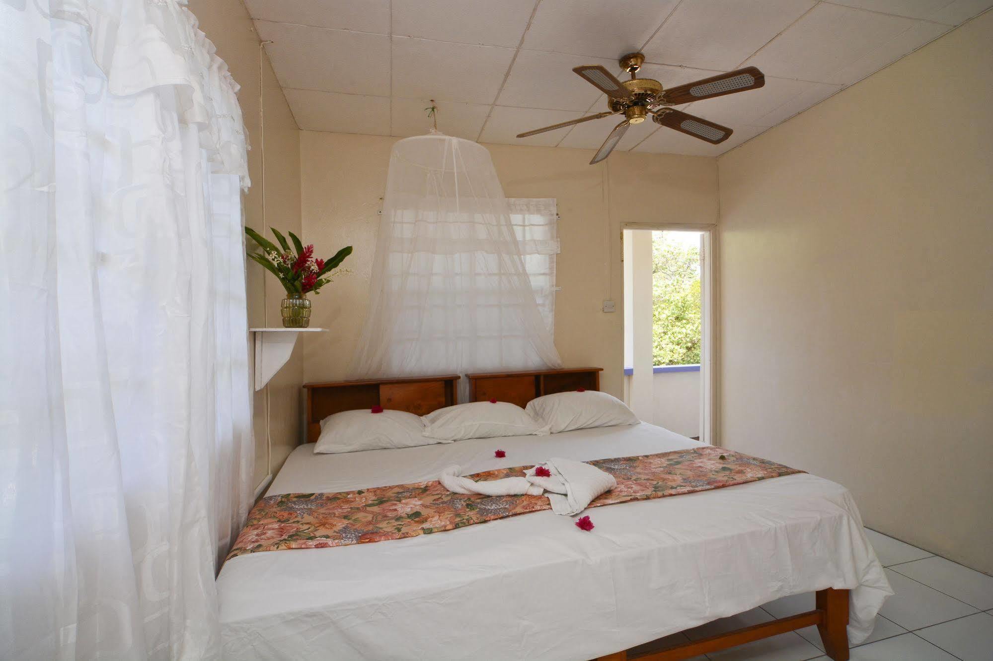 Keegans Beachside Hotel Bequia Island Exterior photo