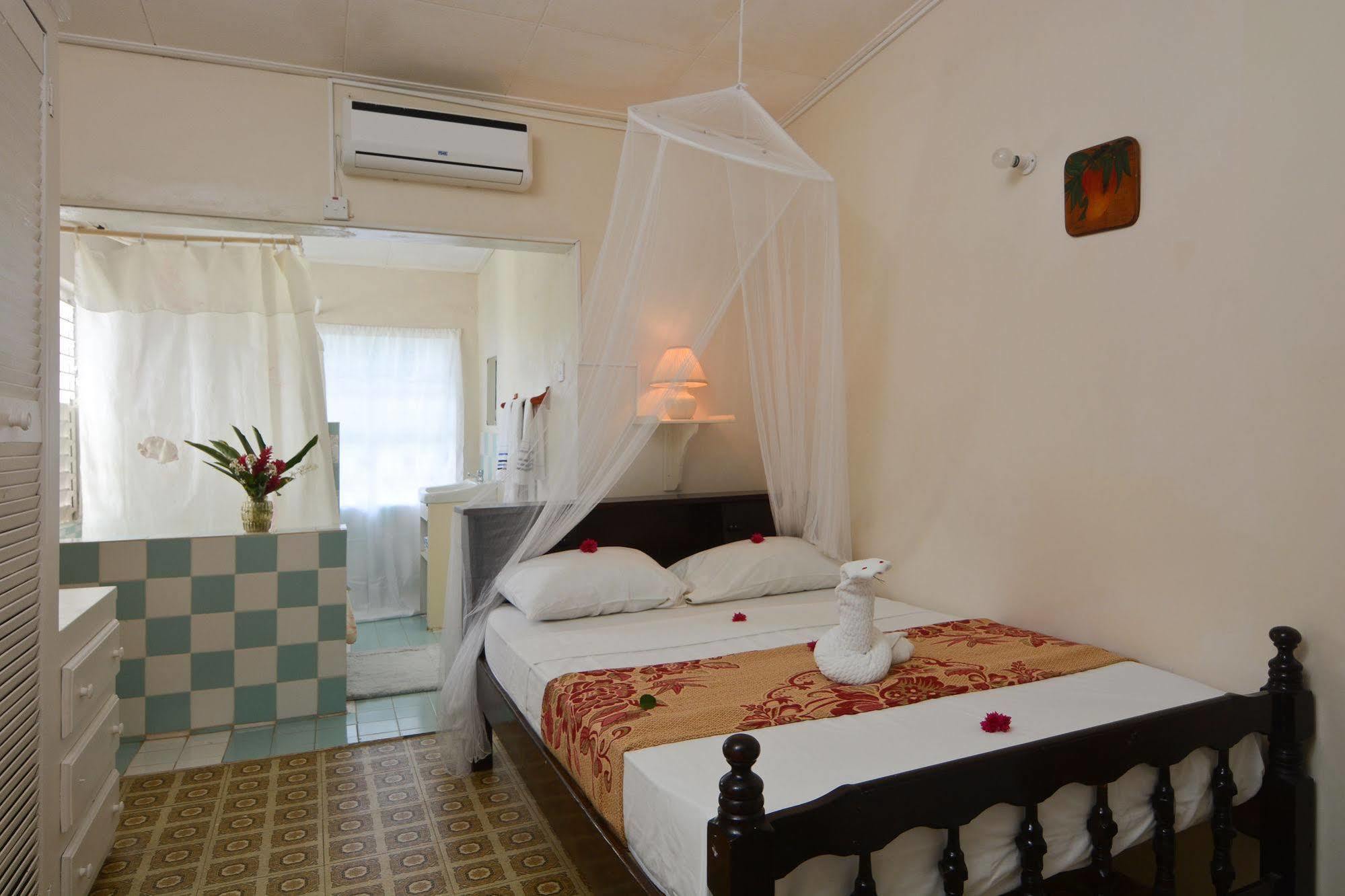 Keegans Beachside Hotel Bequia Island Exterior photo