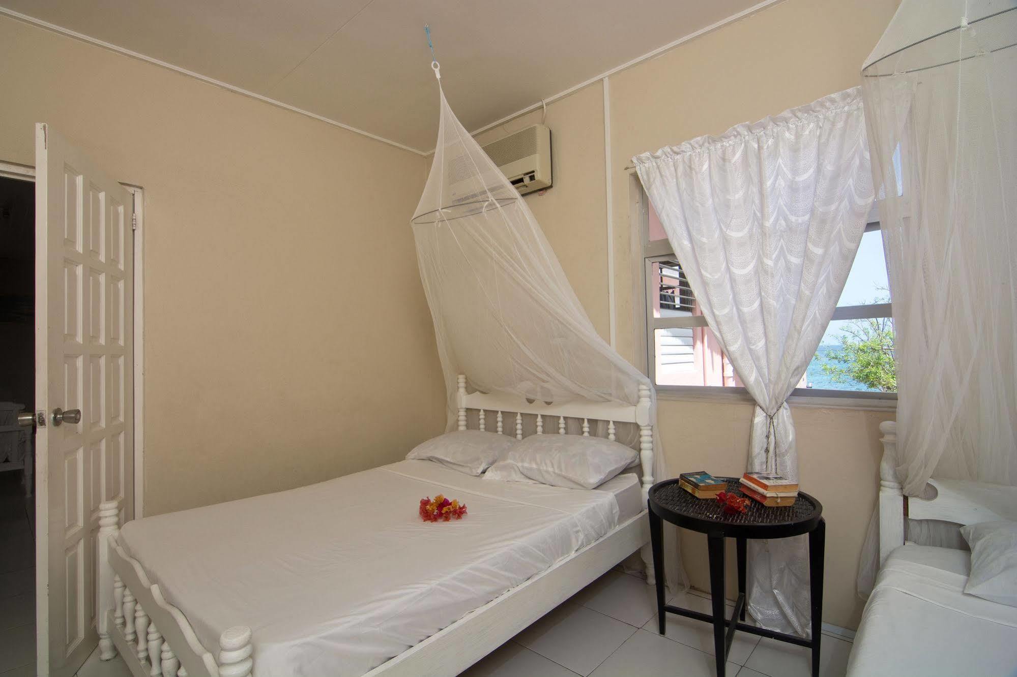 Keegans Beachside Hotel Bequia Island Exterior photo